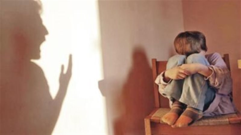 تعذيب طفل تعبيرية 
