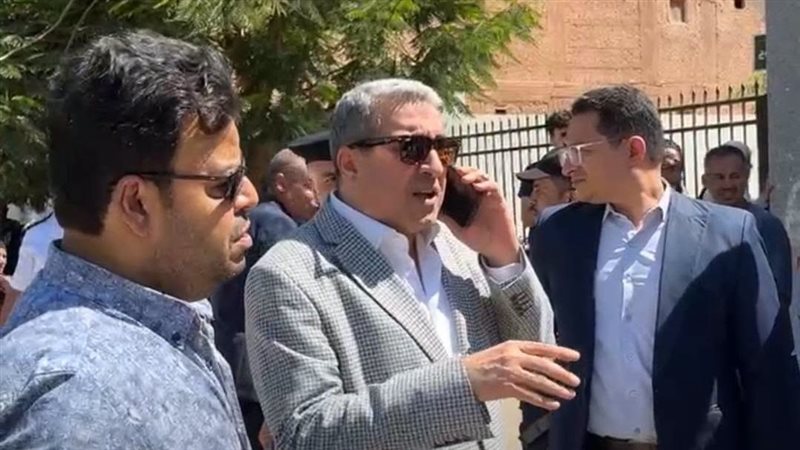محافظ أسيوط أمام مستشفى أبوتيج 