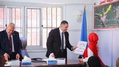 مبادرة «المحافظ هيجيلك».. محافظ دمياط يستمع لشكاوى أهالي ميت أبو غالب