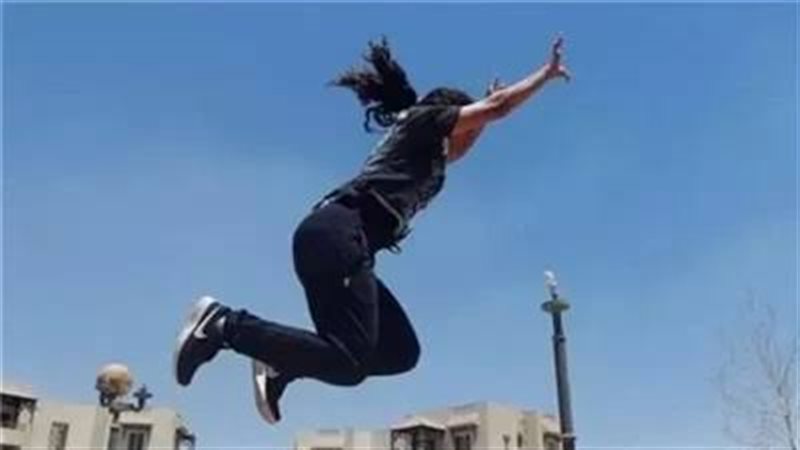 سقوط فتاة تعبيرية 