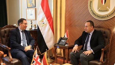 وزير التعليم العالي يبحث مع سفير بريطانيا تعزيز التعاون في البحث العلمي والابتكار