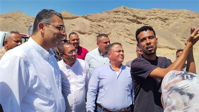 محافظ البحر الأحمر يتفقد الموقع المقترح لإنشاء ساحة انتظار سيارات النقل الثقيل