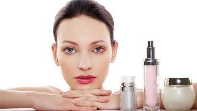 لسلامة بشرتكِ.. 5 مستحضرات شائعة احذري تطبيقها على منطقة الوجه تماماً