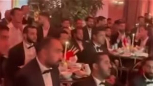 العريس والمعازيم سابوا الفرح وبيتفرجوا على منتخب مصر