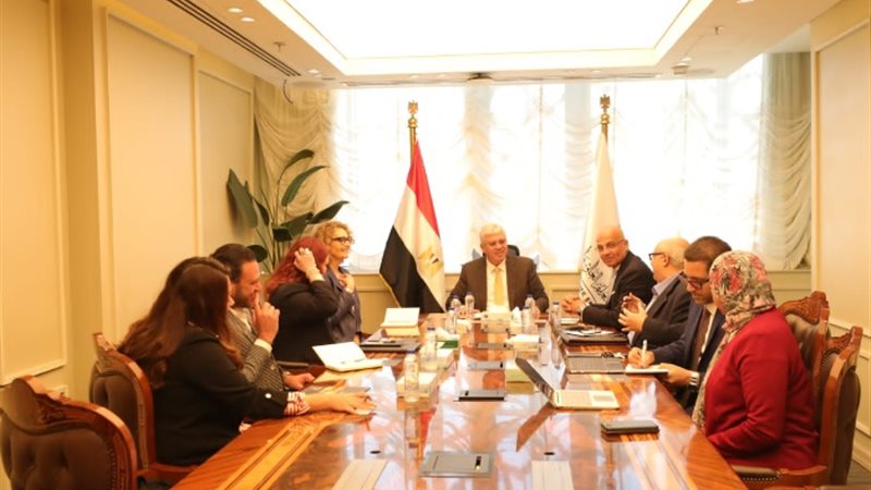 الدكنور ايمن عاشور ووفد جامعة اسكس