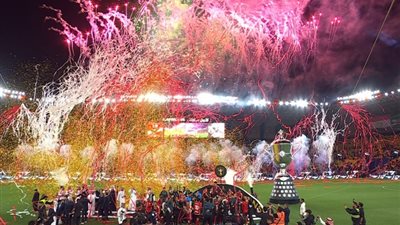 شاهد لحظة تتويج الأهلي بكأس مصر بعد الفوز على الزمالك