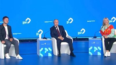 الرئيس الروسي يلتقى شباب العالم، ويشيد بالوفد الشبابي المصري