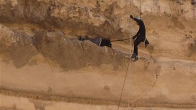 «الداخلية» تنقذ طالب تعثر أعلى سفح جبل بإحدى المحميات