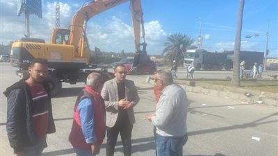 رئيس دمياط الجديدة يوجه بسرعة الانتهاء من أعمال التطوير  بمدخل الميناء