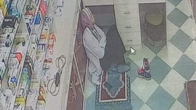 لم يغلبها التعب وغلبها اليقين بالله، صورة لطبيبة تغزو السوشيال ميديا