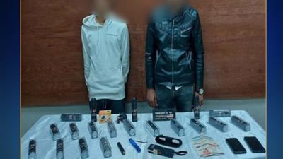 ضبط طالبين بتهمة ترويج سائل مسيل للدموع وصاعق كهرباء
