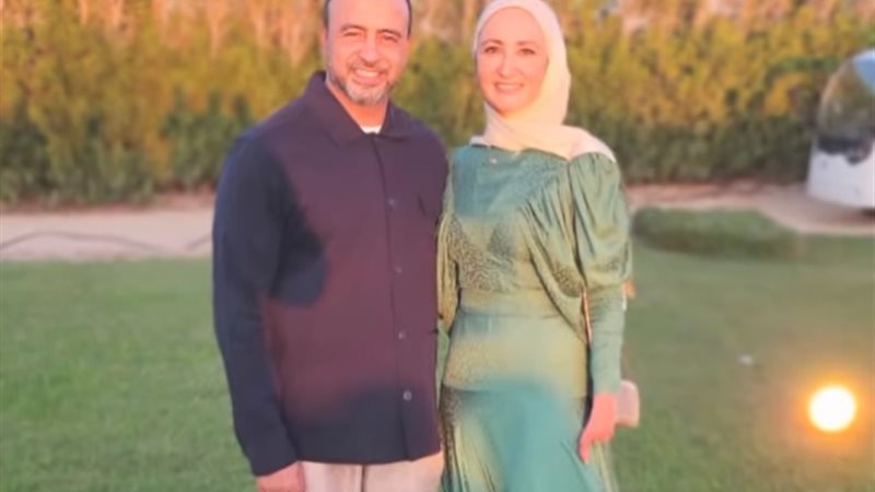 مصطفى حسني وزوجته