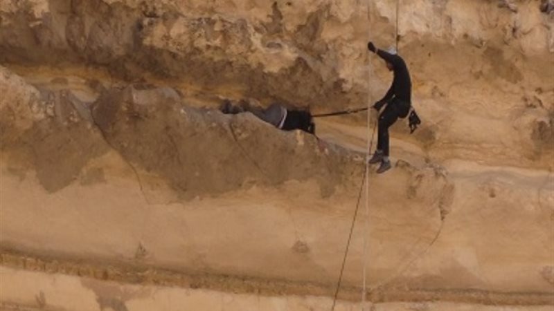 الداخلية تنقذ طالب اُحتجز وسط الجبل