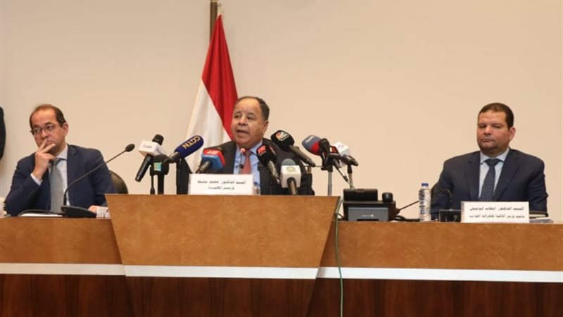 وزير المالية خلال المؤتمر الصحفي