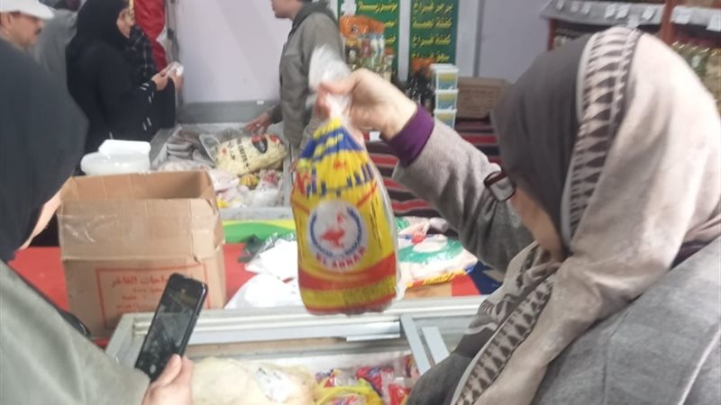 لجان المحافظة اثناء مرورها بالمعارض