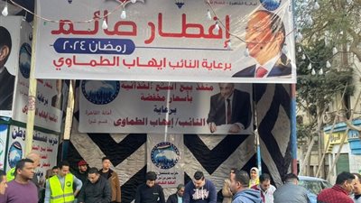 «رمضان بتاعنا كلنا»، نائب شبرا يوزع وجبات إفطار  على المارة