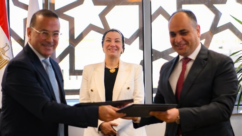 خلال توقيع عقود اتفاقية مشروع الغردقة الخضراء