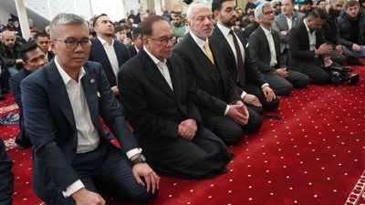 رئيس ماليزيا يصلي مع المسلمين بمسجد النور بمدينة هامبورج في زيارة رمضانية