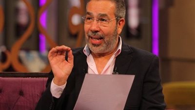 مسلسل عتبات البهجة، مدحت العدل يناقش مشكلة الابتزاز الإلكتروني