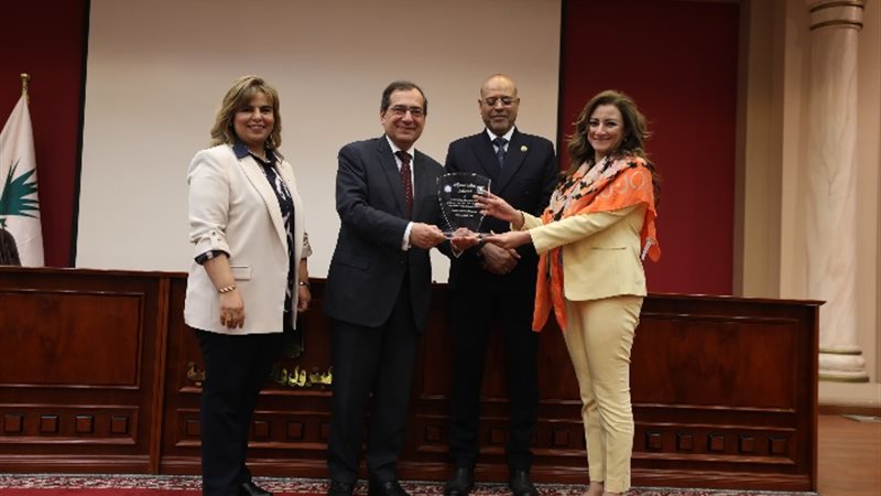 وزير البترول يكرم نيرمين أسامة من شركة فنترسال ديا