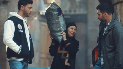 مسلسل المعلم الحلقة العاشرة 10، منعم يتعاطى المخدرات بعد خروجه من المصحة