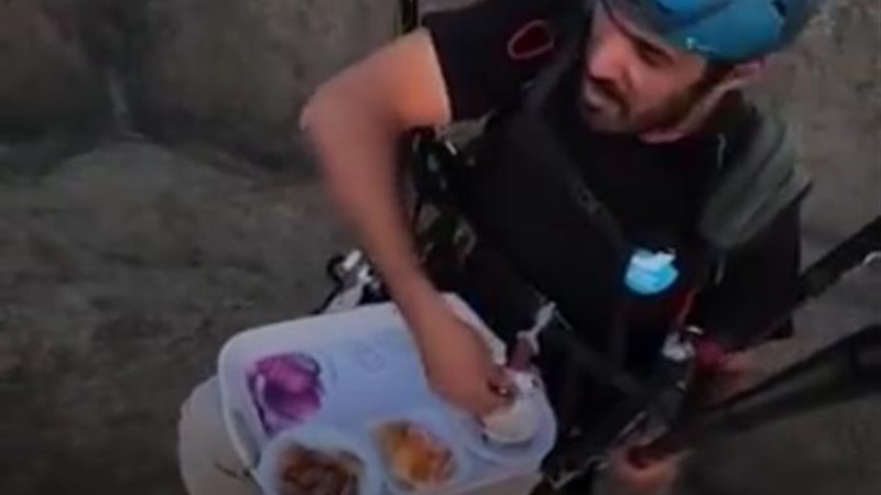 مغامر سعودي يفطر في السماء
