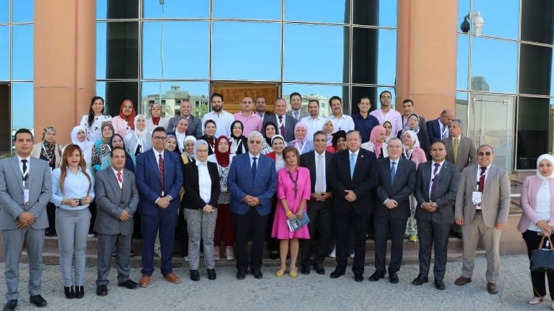 الدكتور أيمن عاشور ووفد الكلية الملكية البريطانية