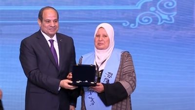 الرئيس السيسي يكرم عددا من الأمهات المثاليات في يوم المرأة المصرية