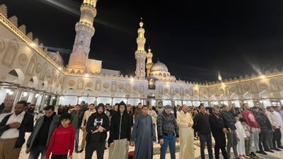 آلاف المصلين يملأون باحات الجامع الأزهر في صلاتي العشاء والتراويح