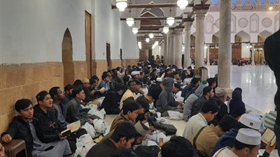 العاشر من رمضان، قيادات الأزهر يشاركون الوافدين إفطارهم بالجامع الأزهر
