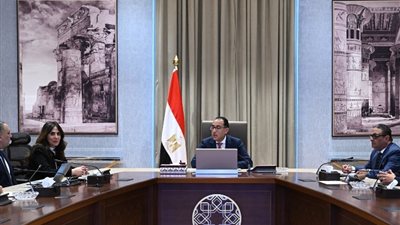أبرزها توفير السلع وضبط الأسواق، 3 قرارات مهمة للحكومة اليوم