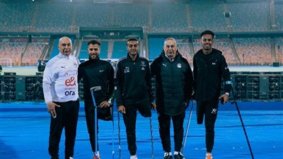 المنتخب المصري لكرة القدم يستقبل لاعبي فريق الساق الواحد