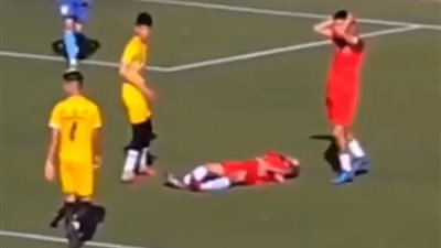 لحظة وفاة لاعب في الملعب بعد سقوطه ونقله للمستشفى بسيارة مدنية (فيديو)