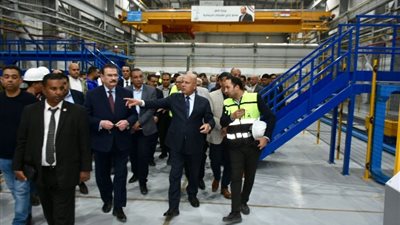 صناعة مصرية 100%، وزير النقل يتفقد مصنع الفلنكات بالمعصرة