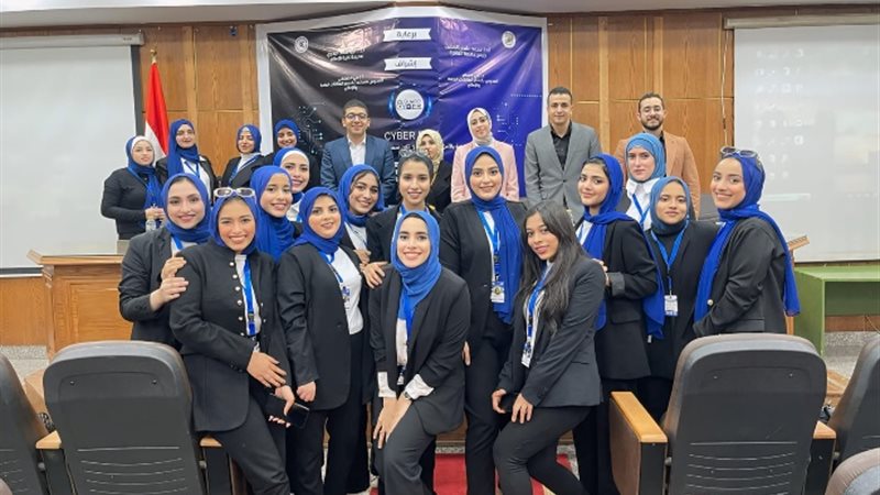 طلاب كلية الإعلام جامعة القاهرة