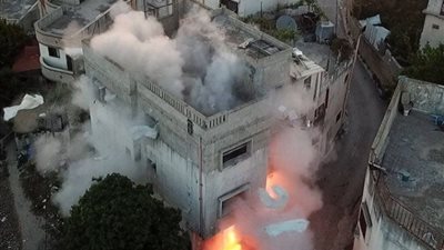 الاحتلال الإسرائيلي يفجر منازل الفلسطينيين في محيط مجمع ناصر الطبي