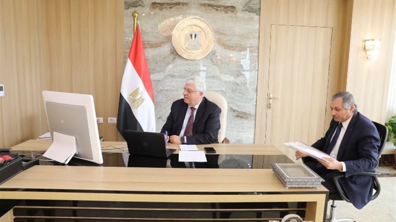 خلال الاجتماع