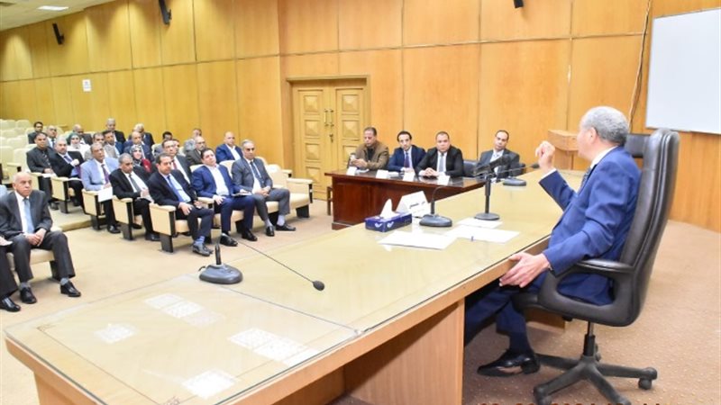 وزير التموين خلال اجتماع اليوم