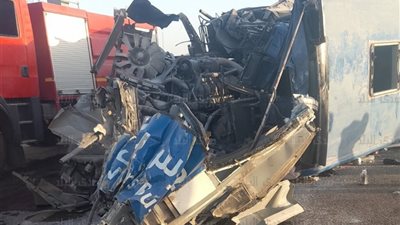 مصرع صغير وإصابة 29 شخصًا بطريق سوهاج، والنيابة تعاين موقع الحادث