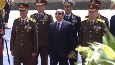 الرئيس السيسي يضع إكليلا من الزهور على النصب التذكاري بالعاصمة الإدارية