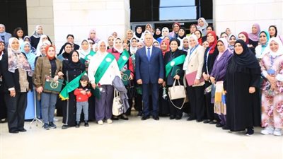 وزير النقل يكرم الأمهات المثاليات العاملات بميناء دمياط