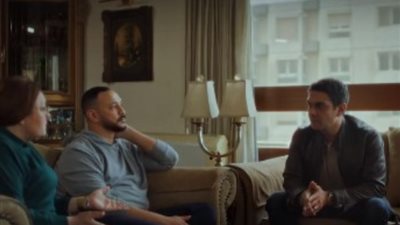 مسلسل بدون سابق إنذار الحلقة 9، آسر ياسين يستقر على بيع أرض العائلة