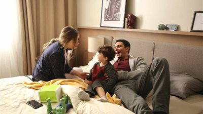 مسلسل بدون سابق إنذار الحلقة 11، مفاجـأة كبيرة في الطريق لآسر ياسين وزوجته