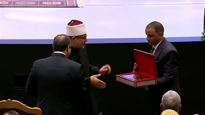 وزير الأوقاف يهدى الرئيس السيسي نسخة من موسوعة «رؤية لتجديد الخطاب الديني»
