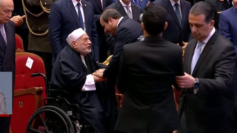 السيسي يصافح الدكتور أحمد عمر هاشم