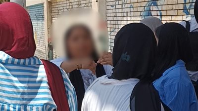ضبط طالبة بهاتف وسماعة قبل دخول امتحان اللغة الإنجليزية بالمحلة الكبرى