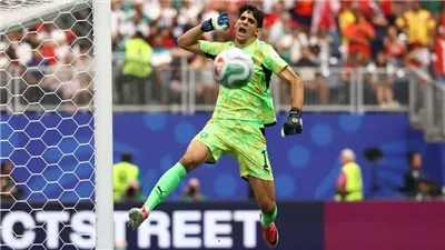 ياسين بونو: نحلم بكأس العالم.. لكن التواضع وروح الفريق سر نجاح المغرب