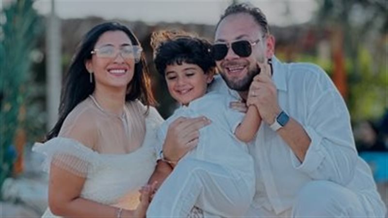 محمد علي رزق يفي بوعده لزوجته بحفل زفاف بعد 5 سنوات