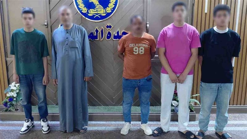 المتهمون عقب القبض عليهم
