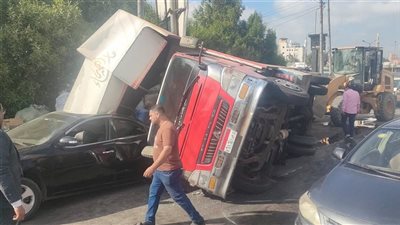 انقلاب سيارة نقل بعد تصادمها بملاكي وتوكتوك في نزلة كوبري سندوب بالمنصورة